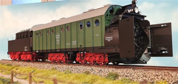 Farbe Aufbau dunkelgrün, Farbe Tender RAL 9005 tiefschwarz, Inneneinrichtung u. -beleuchtung, Rotor angetrieben, Türen u. Klappen beweglich, Rauchgenerator, ESU-Decoder